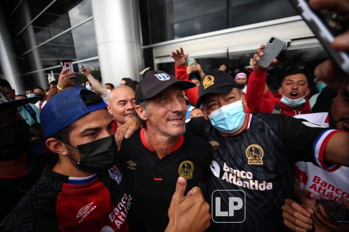 Pedro Troglio se mostró muy contento con el recibimiento de los aficionados del Olimpia.