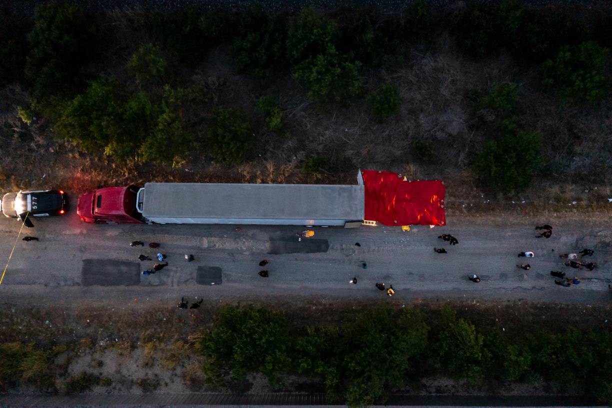 Al menos 50 migrantes, 22 de ellos mexicanos, fueron encontrados muertos dentro y en los alrededores de un camión abandonado al borde de una carretera en San Antonio, Texas, tragedia que la Casa Blanca calificó este martes de “horrible y descorazonadora”.