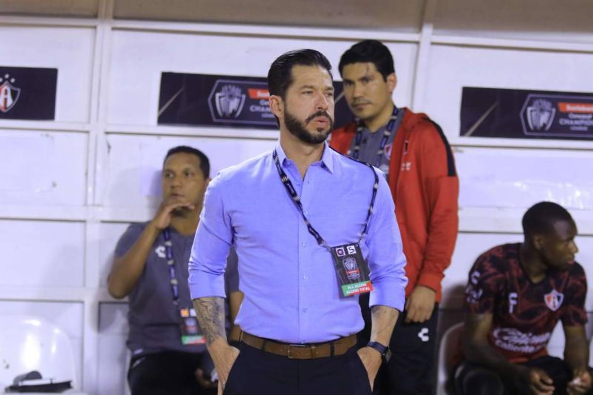 Por su parte, el entrenador del Atlas, Benjamín Mora, también fue víctima del enojo de la afición rojinegra, ya que empezaron a abuchearlo en el momento de escuchar su nombre en la presentación de las alineaciones.