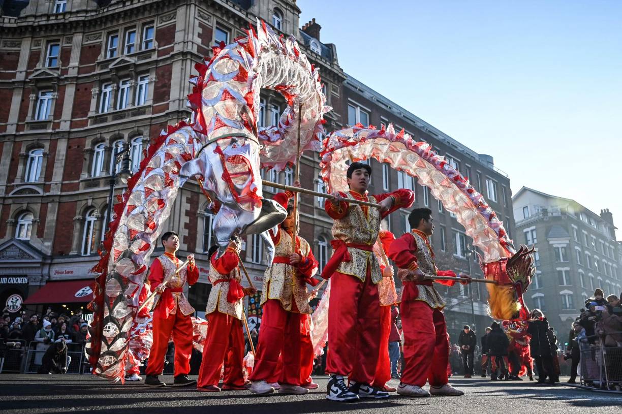 En Londres, la comunidad asiática realizó un show con los dragones danzantes.
