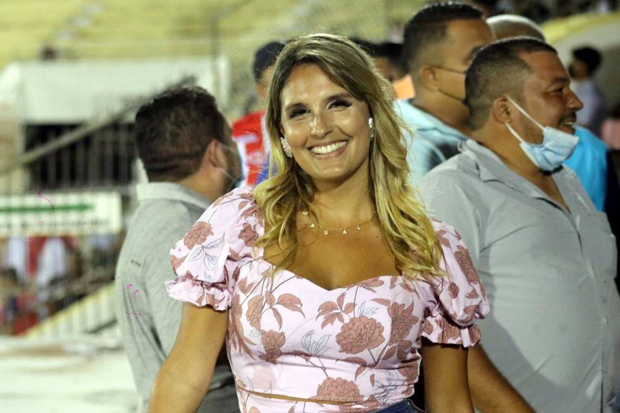 La hermosa Magali Sanjurjo estuvo apoyando a su novio Guillermo Chavasco, jugador del Vida, en el partido contra el Vida.