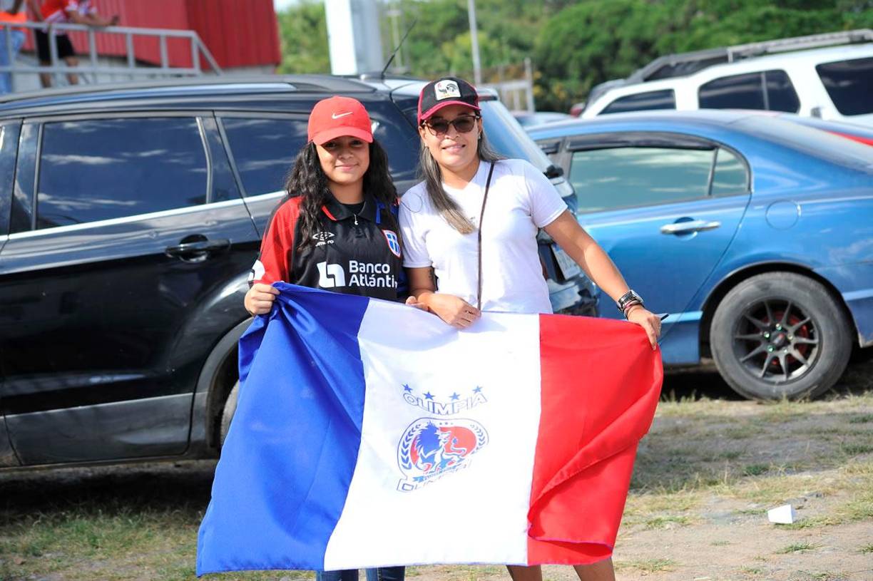 Dos lindas aficionadas del Olimpia que disfrutaron del triunfo de su equipo ante el Génesis.