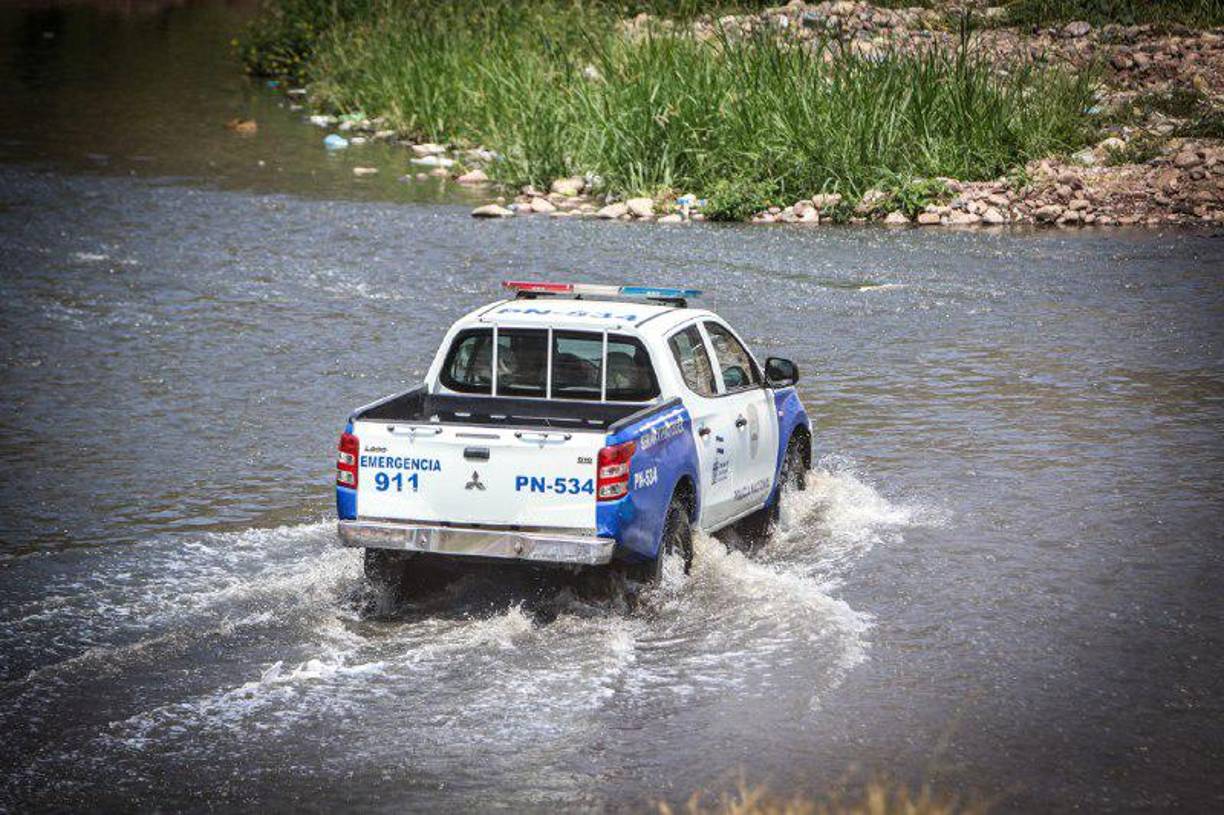 Fiscales protestan frente a cadáver en río de Tegucigalpa