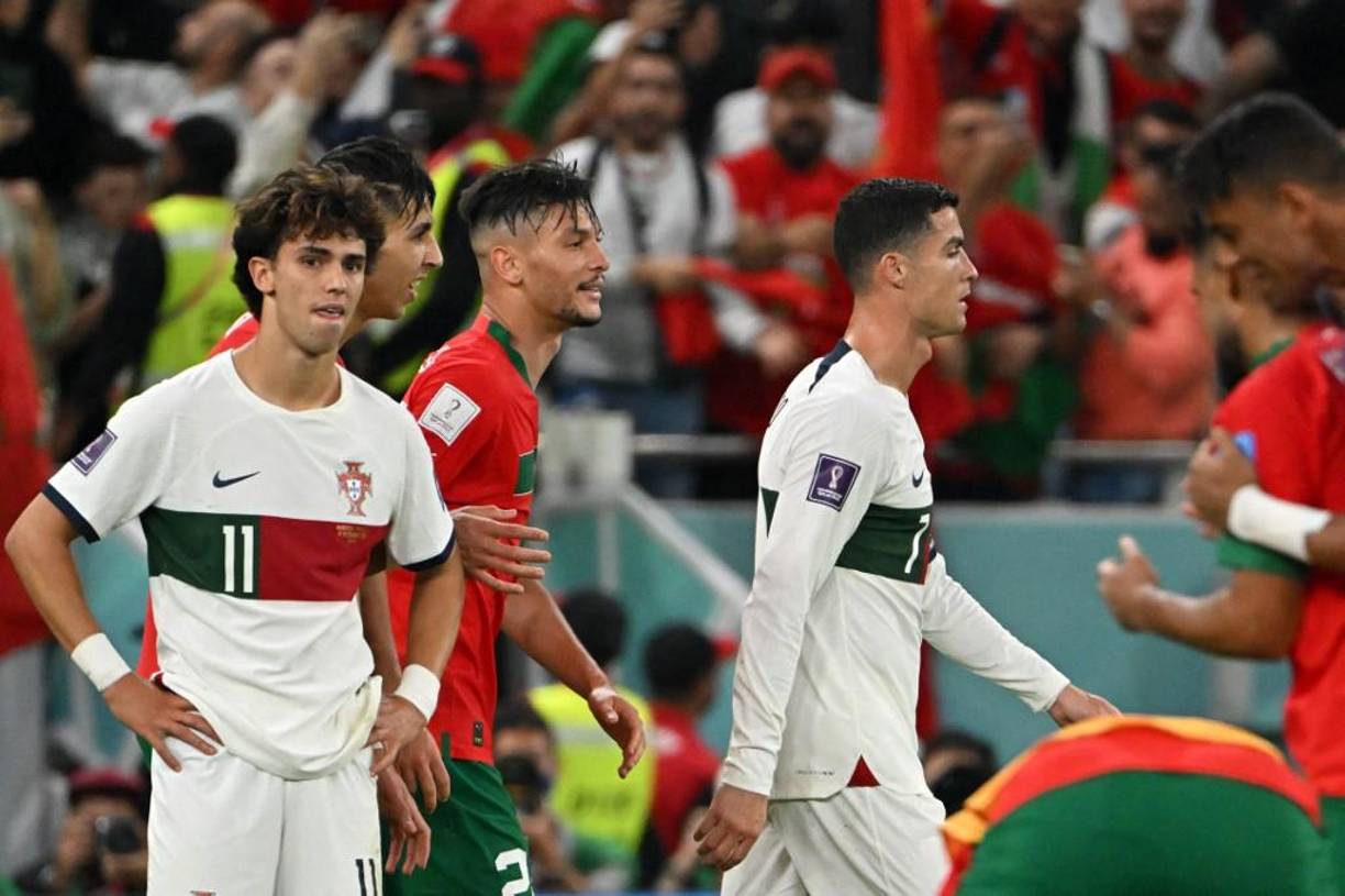 ¿Burla? Un jugador de Marruecos fue captado atrás de CR7 en el momento que el astro luso se iba del terreno de las acciones.