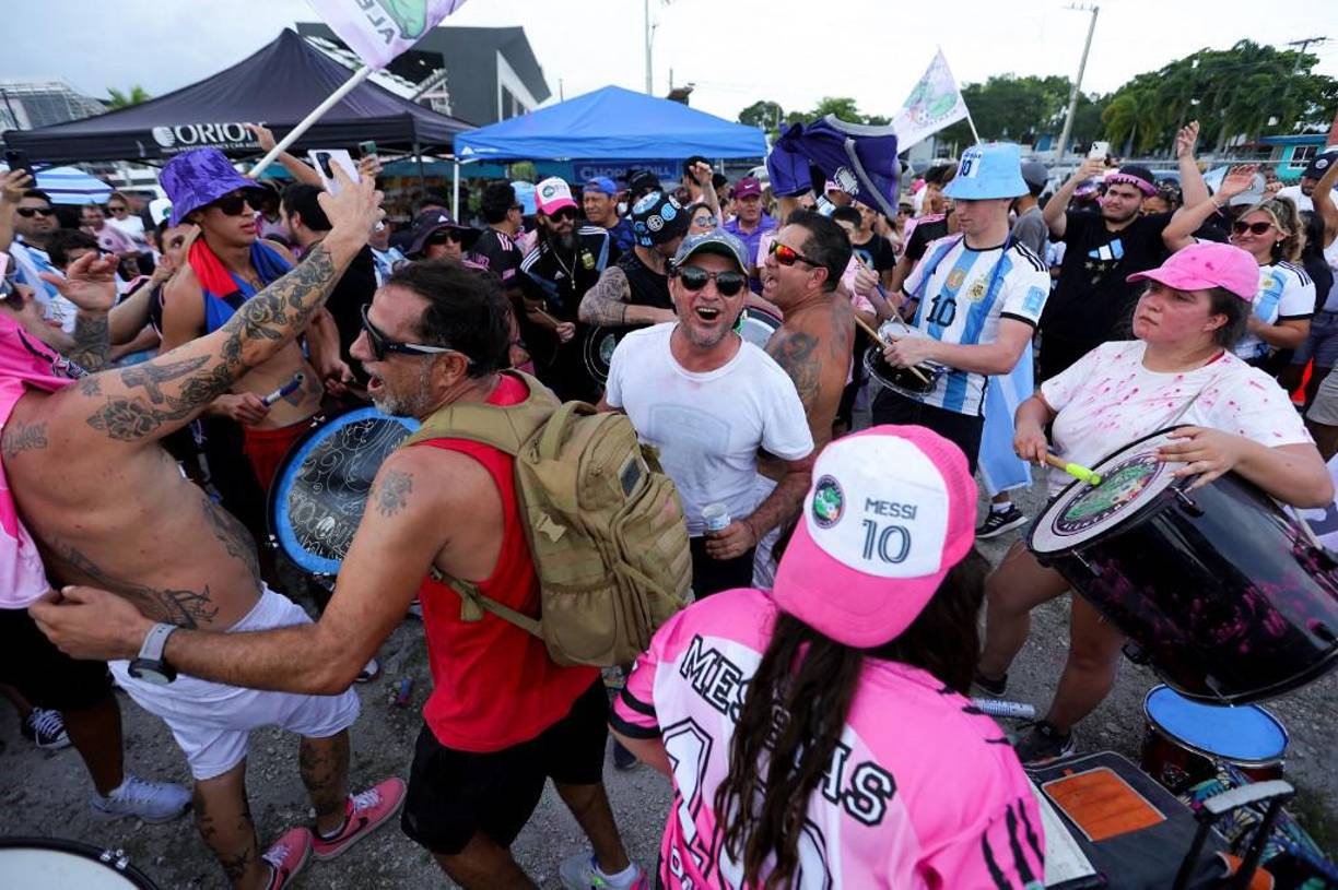 Antes de que cayeran las trombas de agua y los truenos, los estacionamientos en los exteriores del DRV PNK Stadium, en Fort Lauderdale (a unos 35 km al norte de Miami), concentraron a cientos de personas enfervorizadas.