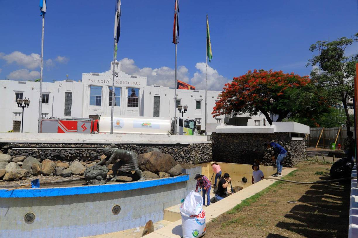 La Municipalidad colocó tablas de madera y láminas para cercar el perímetro y comenzar a trabajar.