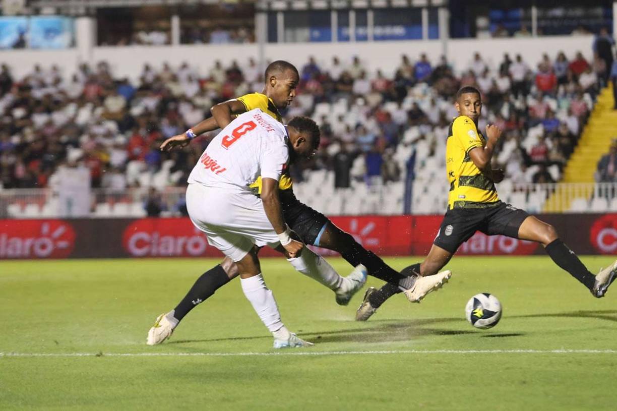 Jorge Benguché sacando un disparo al arco del Real España y que contuvo sin problemas ‘Buba‘ López.