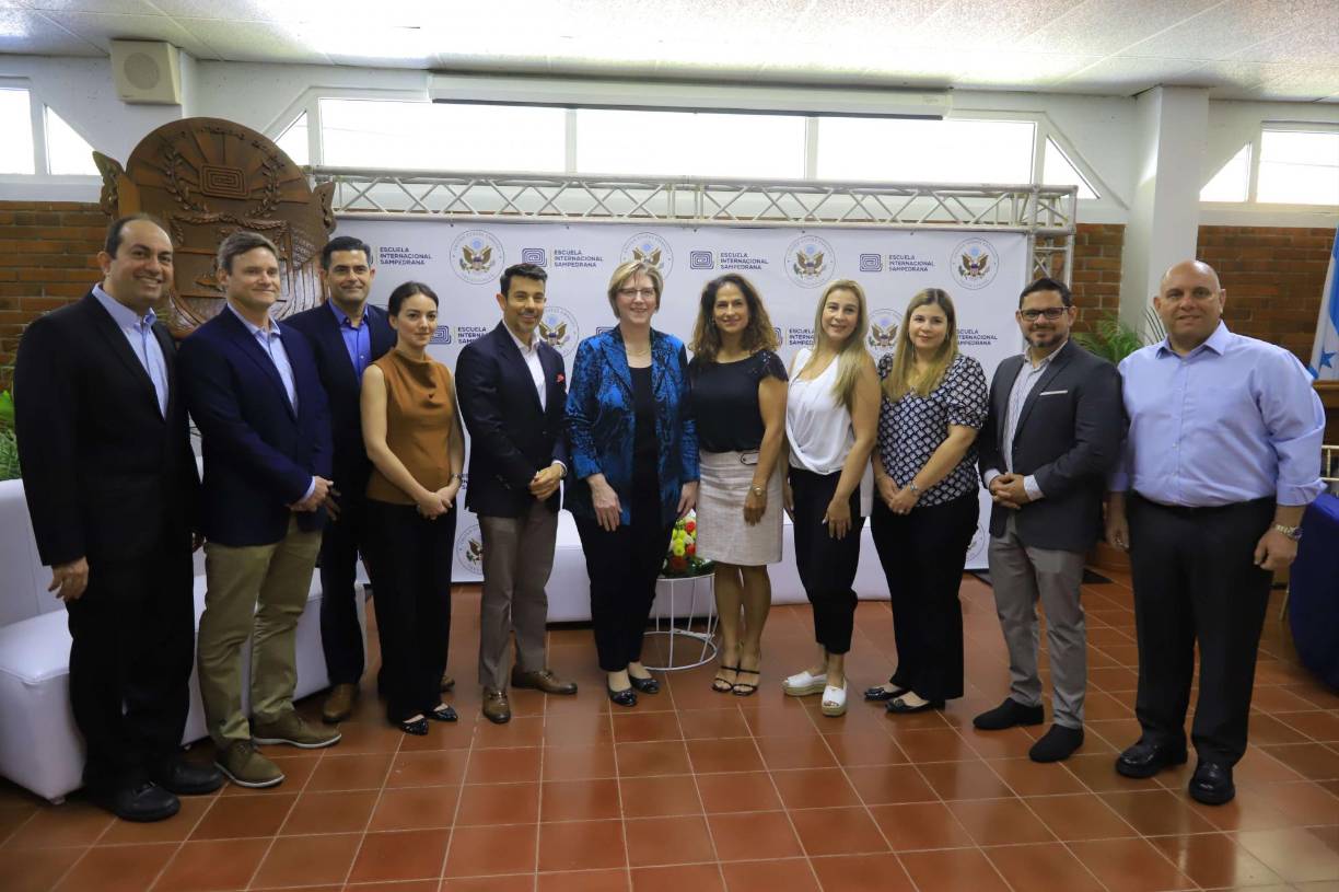 Laura Dogu con miembros de la junta directiva. 