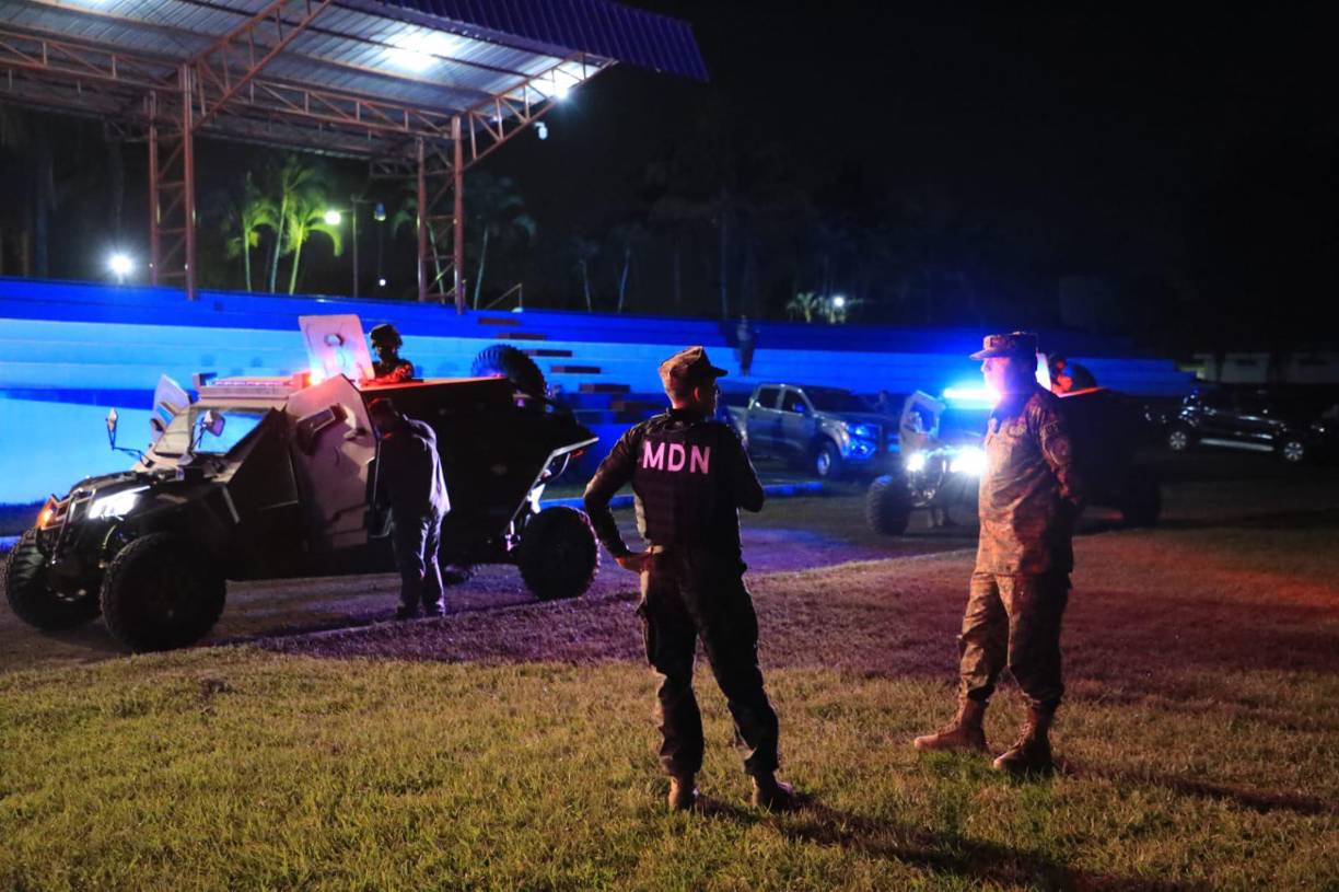 Estos vehículos cuentan con potentes defensas en el paragolpes y un fuerte blindaje del parabrisas con la forma de la mitad de un heptágono.