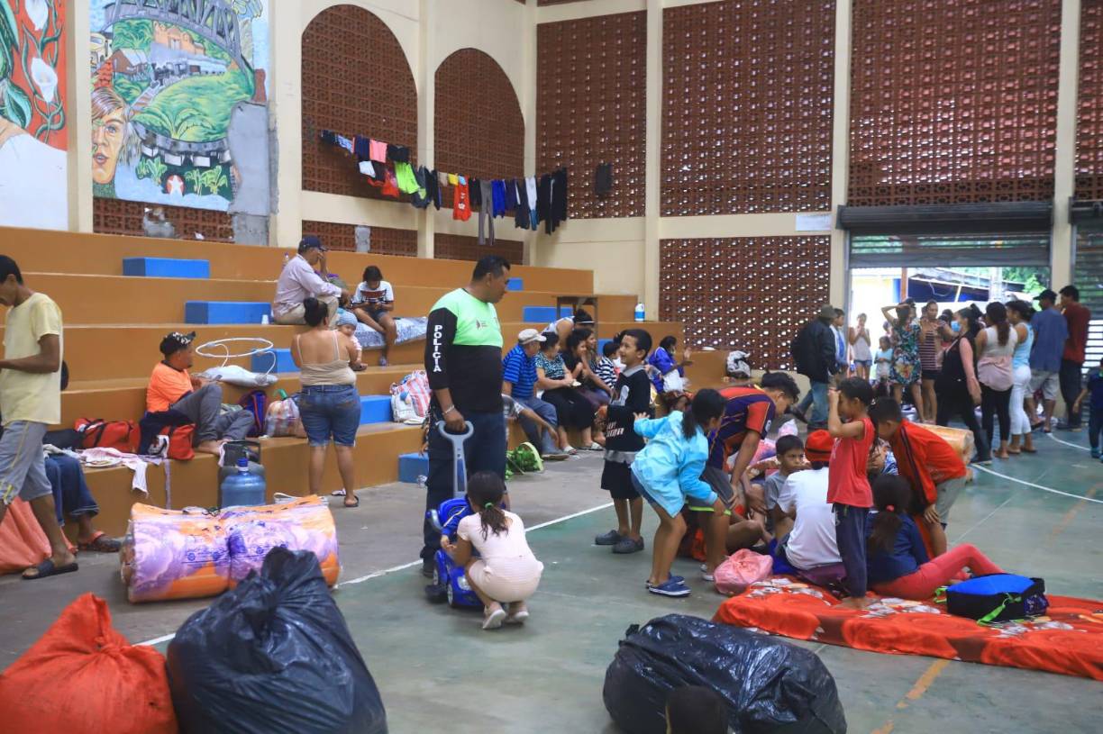 Cientos de personas han llegado a los albergues habilitados para atender la crecida de los ríos Ulúa y Chamelecón. 