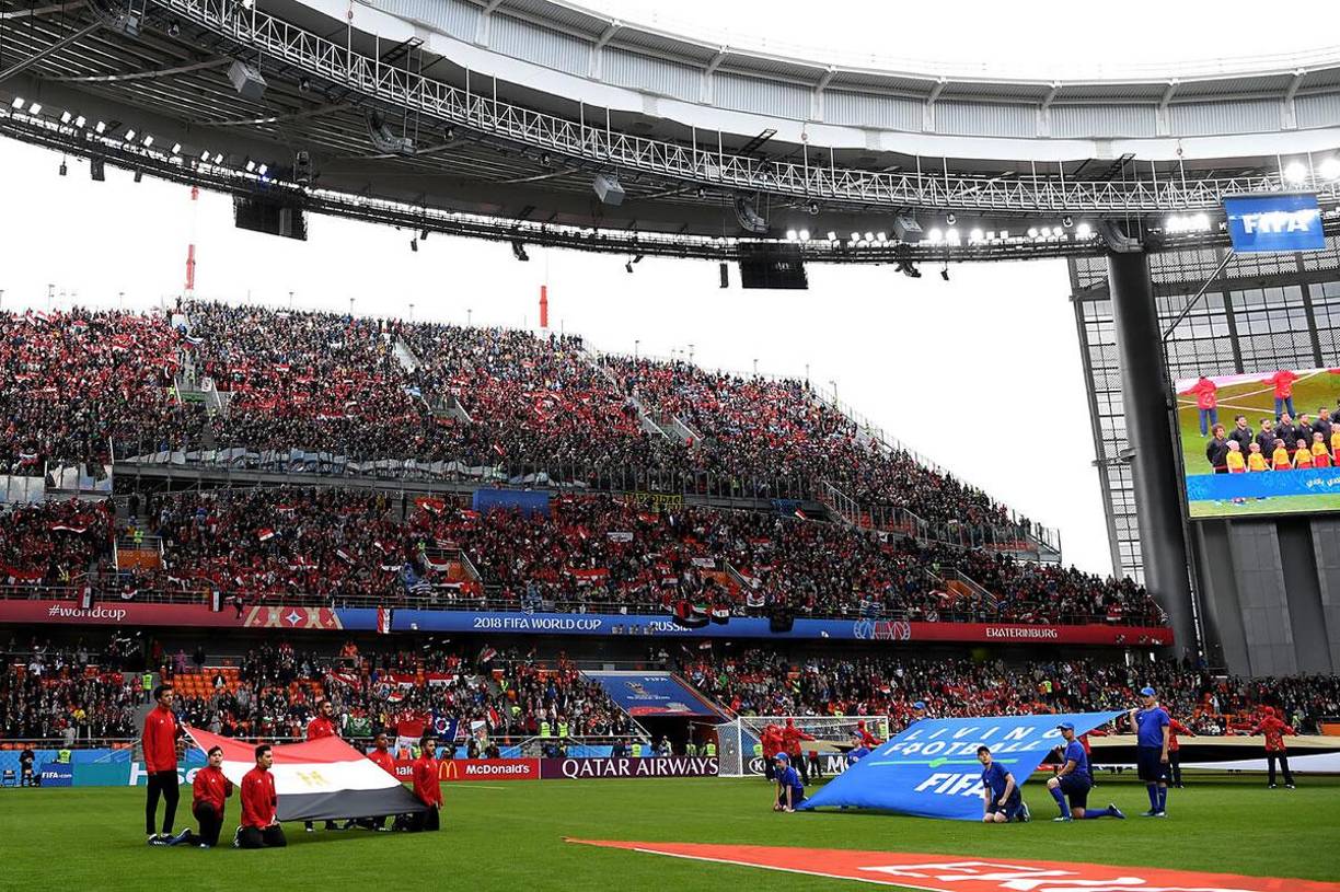 El Ekaterimburgo Stadium fue sede del Mundial de Rusia 2018. Este estadio es tan peculiar que una de las gradas principales está afuera del propio campo.