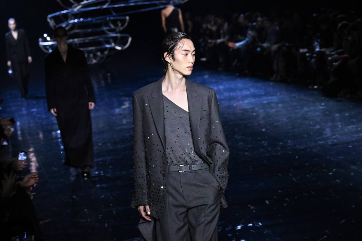 Silvia Venturini Fendi disfrutó con romper los códigos de vestimenta al crear efectos sorpresa con toques asimétricos. 