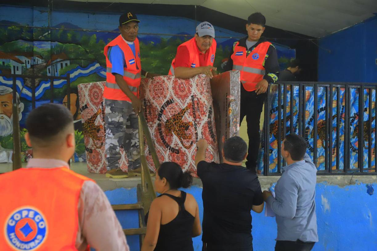 Allí les entregan alimentación, asistencia médica, colchonetas y otros enseres de emergencia para pasar la alerta de emergencia.
