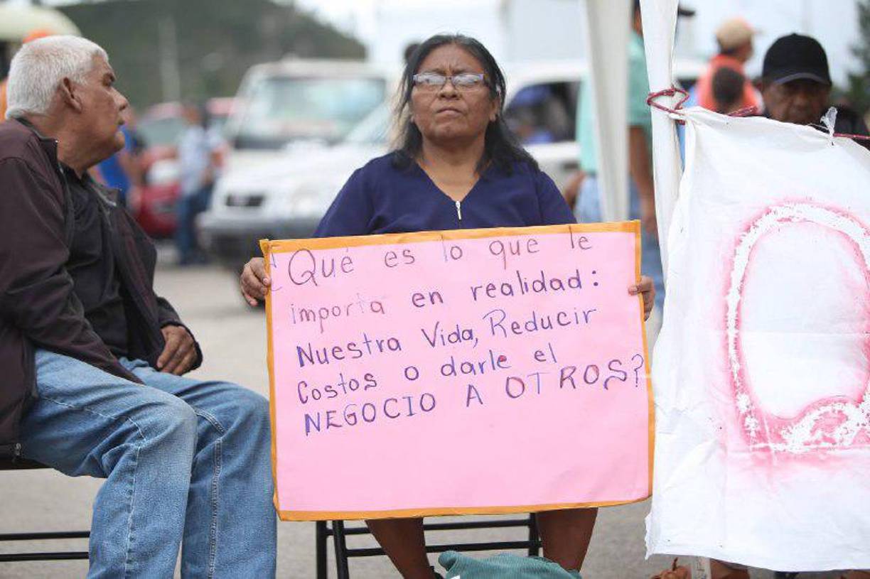 La toma de la carretera duró un poco más de cinco horas.