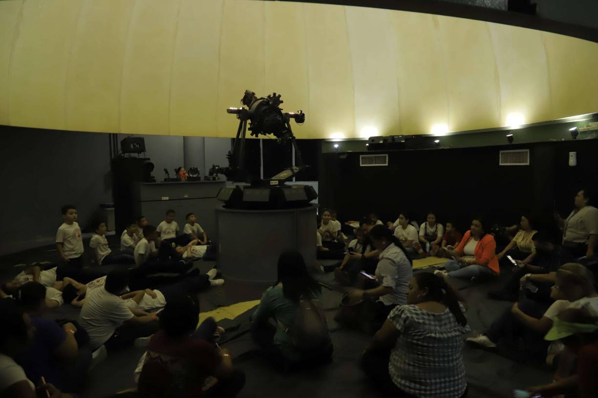 El Planetario: La atracción más popular, donde se realiza un viaje por las estrellas, se observan constelaciones y se explora el sistema solar. Una experiencia inolvidable.