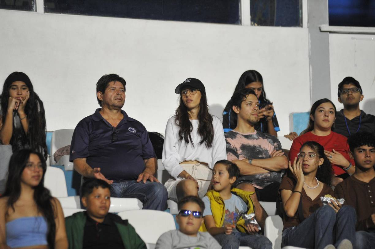 Futbolista de Olimpia presente, enfado y bellas chicas en el Honduras-Nicaragua