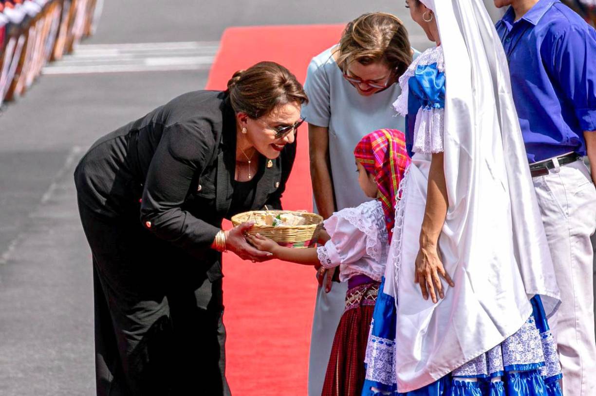 Tras su llegada a El Salvador, Castro fue recibida con un regalo diplomático entregado por una niña de pueblos autóctonos del país centroamericano.