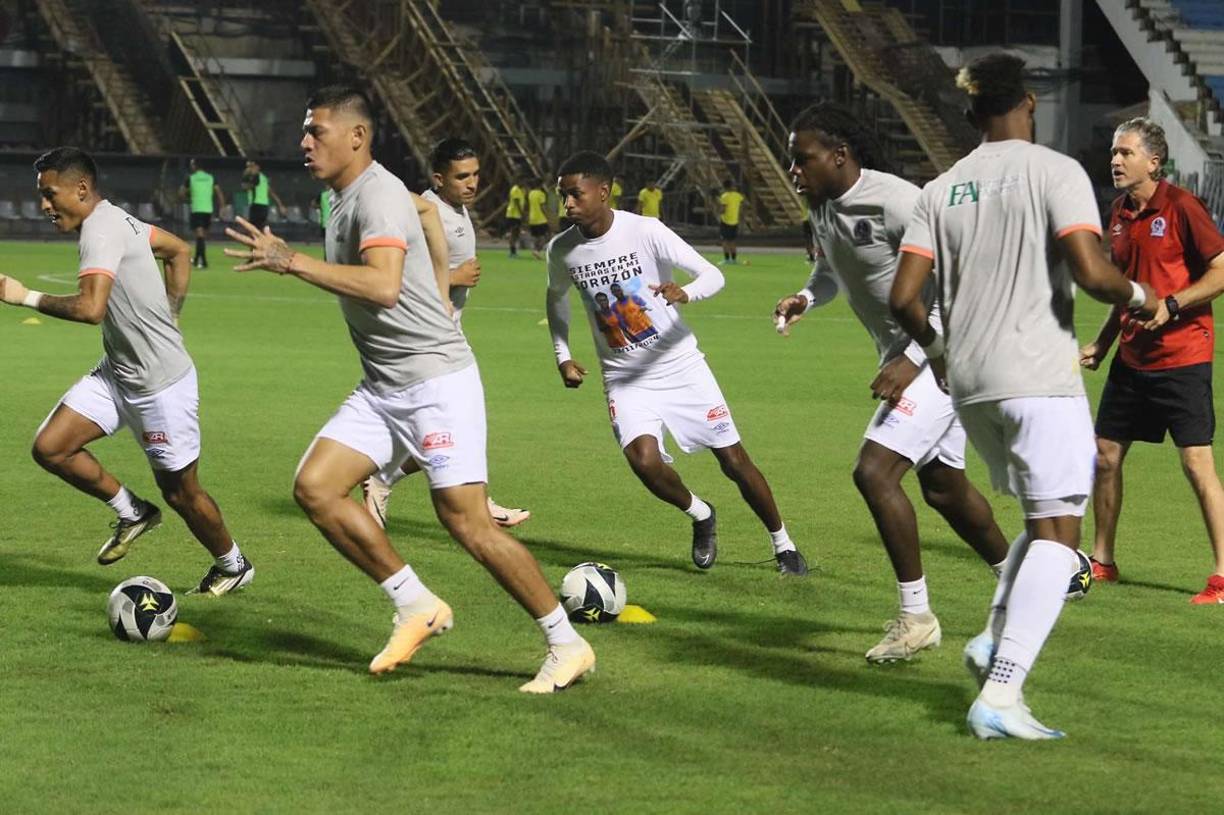 El Olimpia volvió a jugar en su casa tras despedir a su jugador Demetri Gordon, quien falleció luego de un trágico accidente de tránsito ocurrido en La Ceiba.