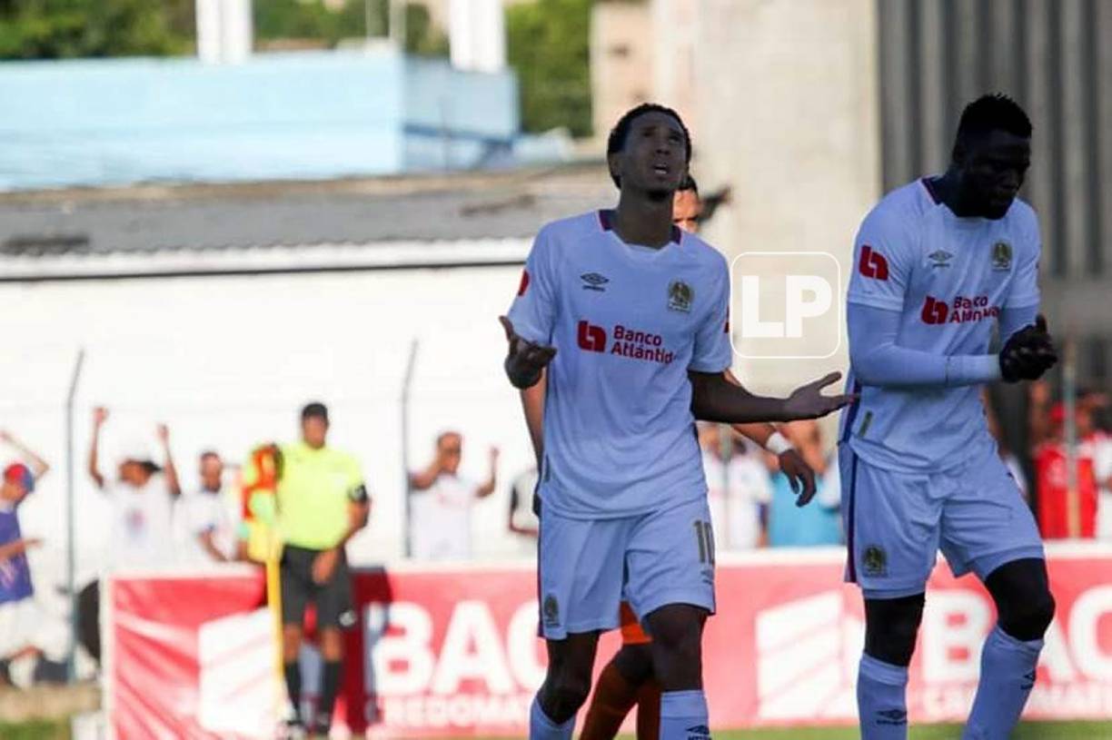 El brasileño Yan Maciel y el colombiano Yustin Arboleda se lamentan tras no poder anotar ante UPN.