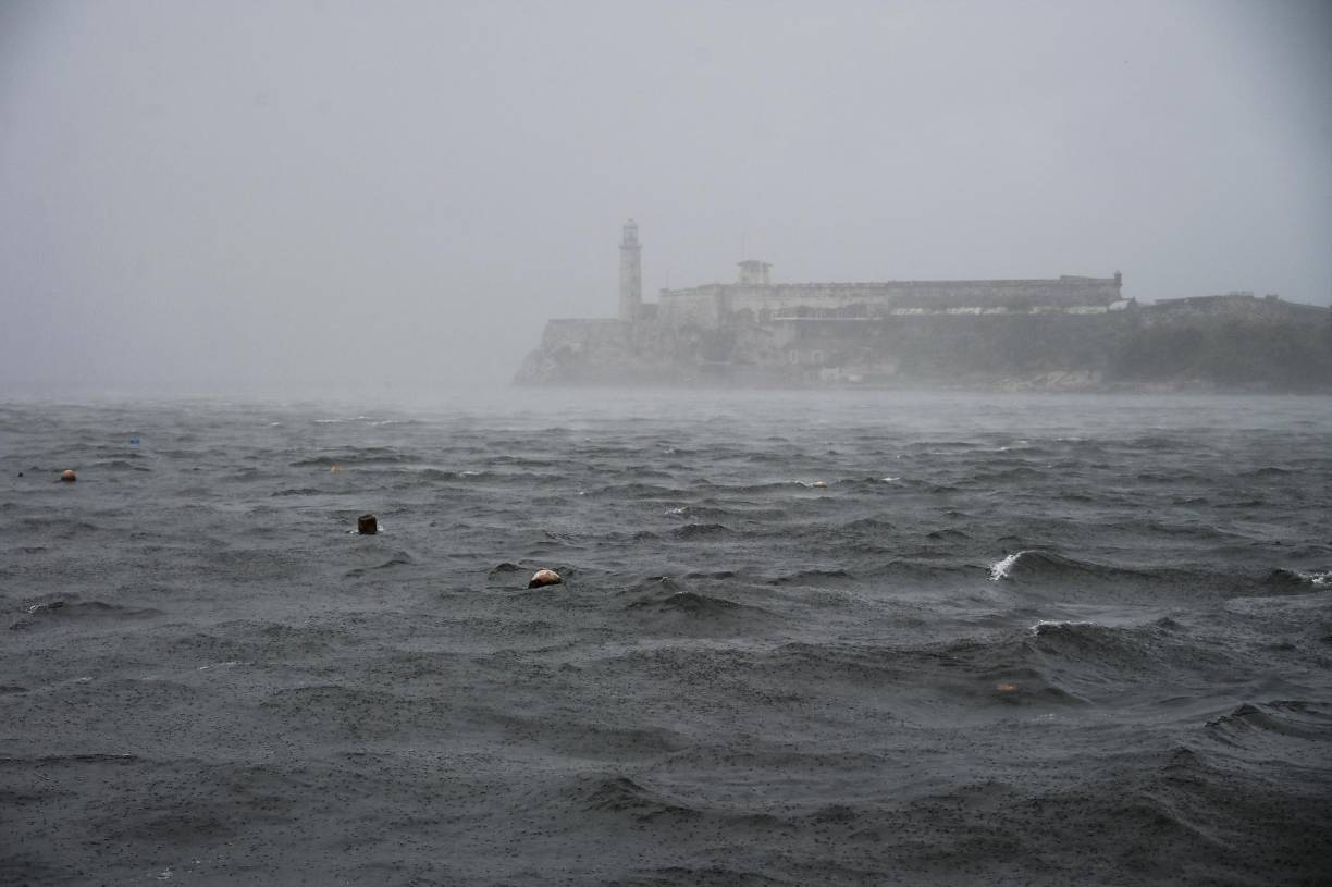 También se han detectado vientos huracanados en el tercio occidental de la isla. La racha más fuerte fue de 208 km/h en la localidad de San Juan y Martínez.