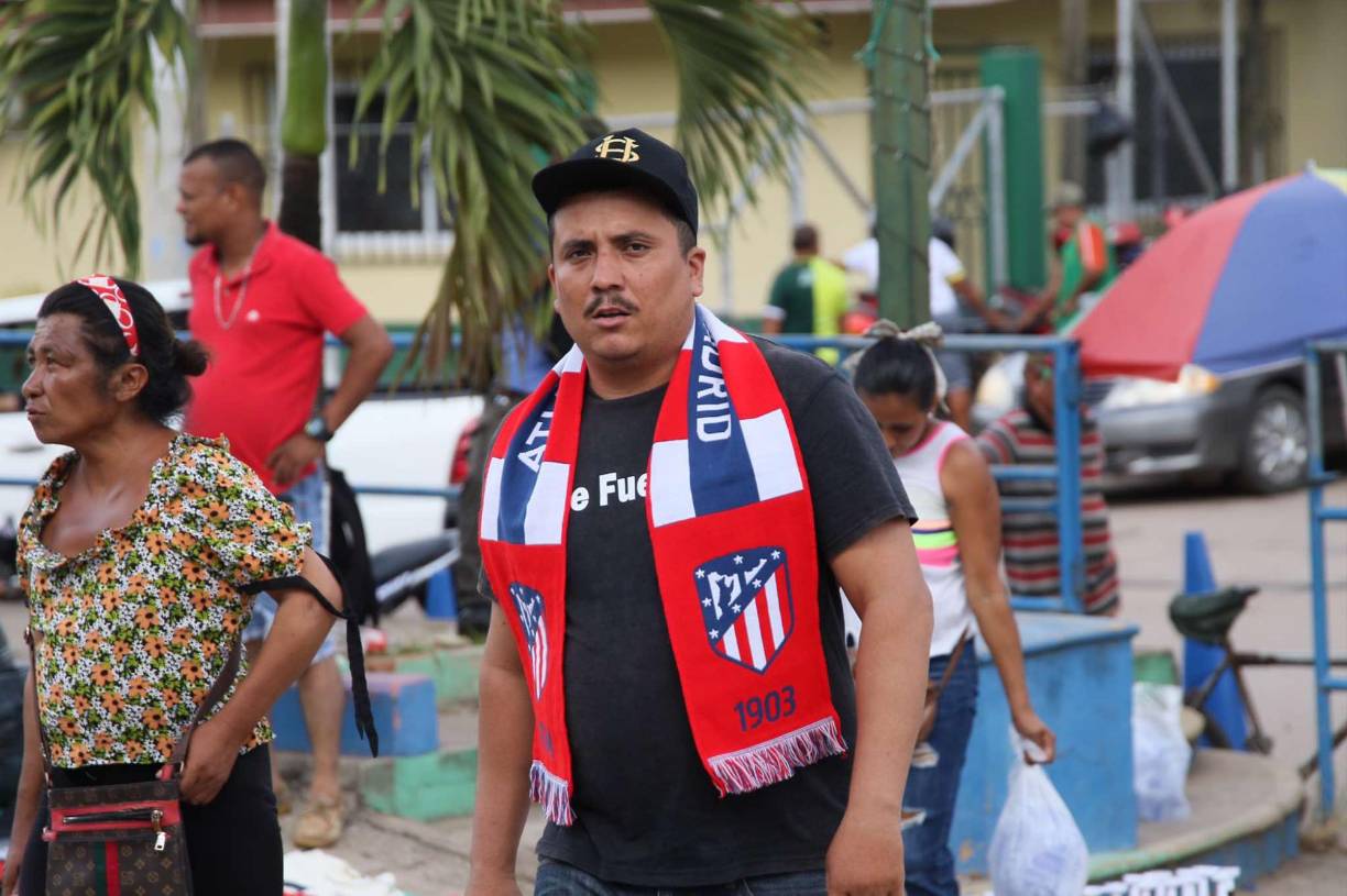 Este aficionado llegó identificado con el Atlético de Madrid de la Liga Española.