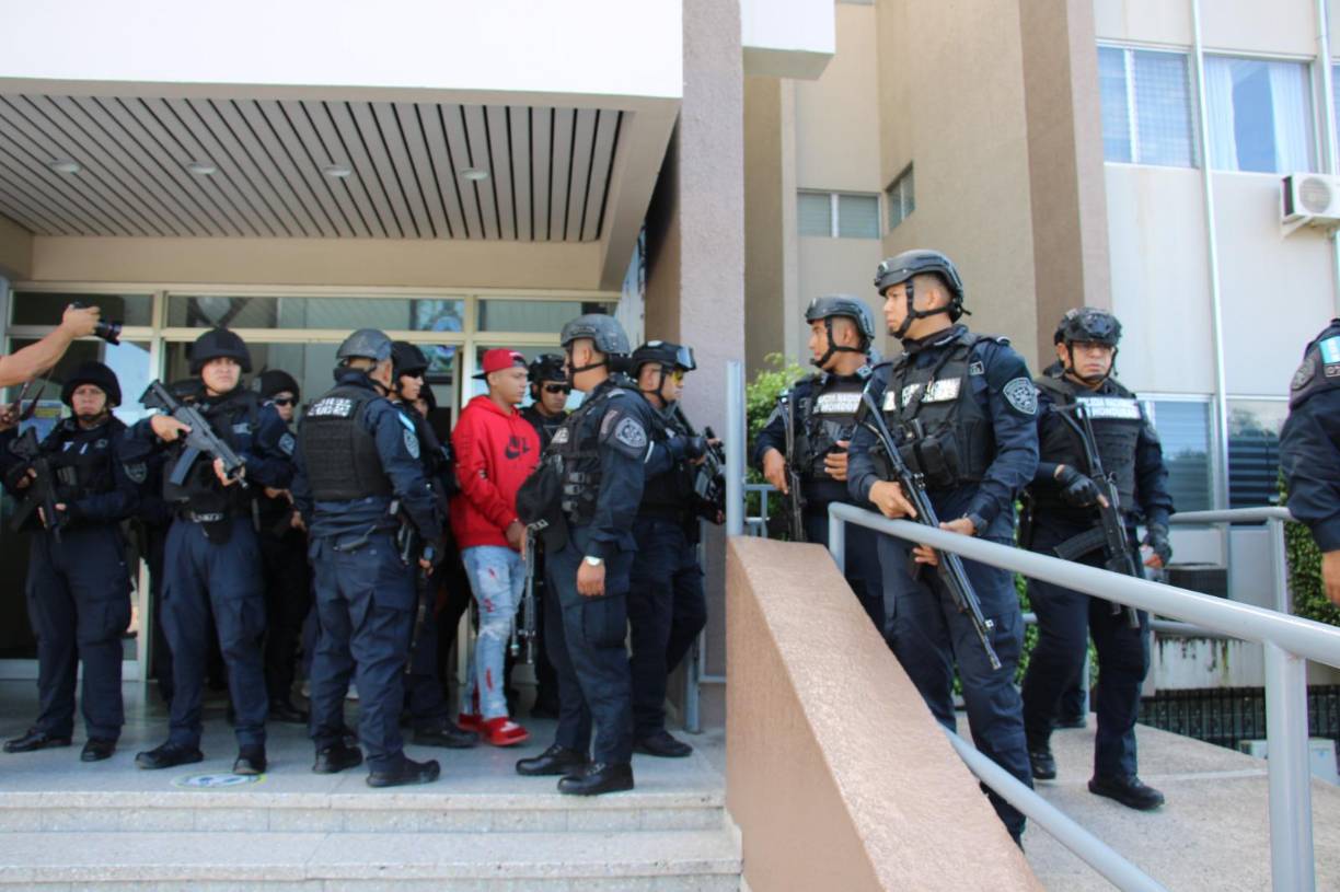 El antes mencionado es solicitado por las autoridades de Estados Unidos, solicitado por la corte del distrito de Portland en el estado de Oregón y enfrenta cargos por conspiración para poseer y distribuir más de 400 gramos de fentanilo.