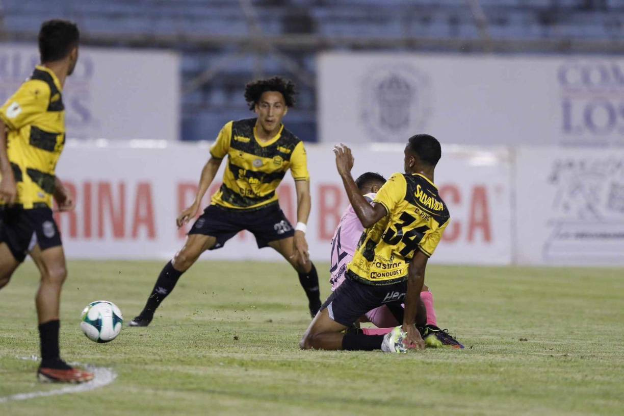 La primera parte del duelo tuvo ocasiones claras de gol, pero ambos equipos buscaron la manera de romper el cerrojo. 