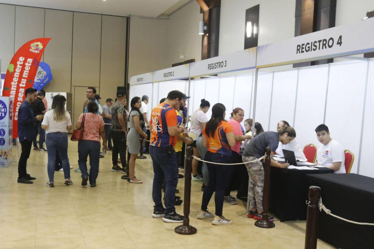 Los corredores se están abocando a las diferentes ventanillas de registro en Expocentro.