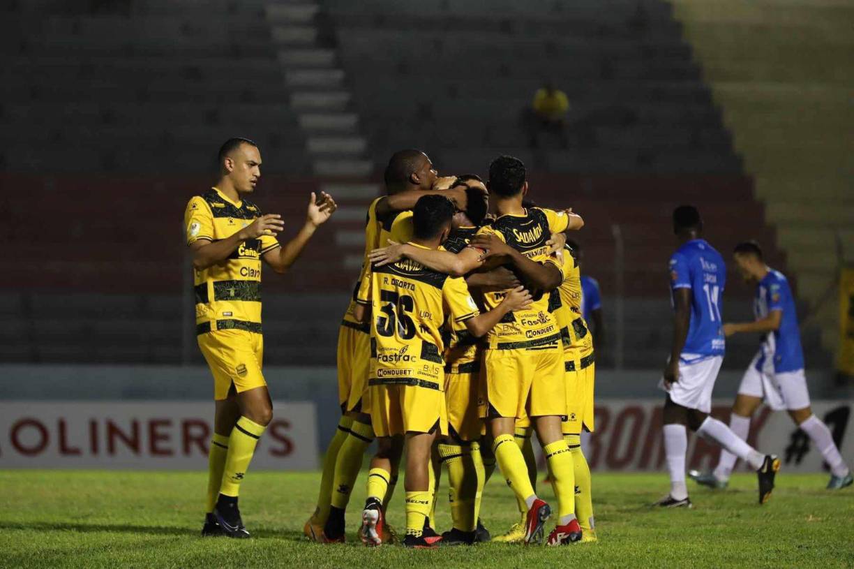 Los futbolistas de Real España festejando el primer tanto, que abrió las puertas a un festín de goles en La Ceiba.
