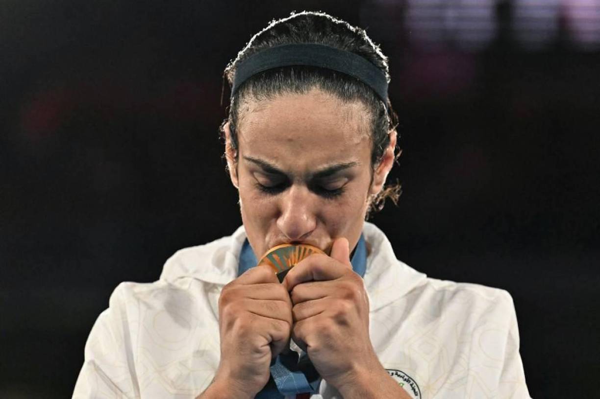 “Soy una mujer fuerte con poderes especiales. Desde el ring, envié un mensaje a quienes estaban contra mí”, declaró el viernes Imane Khelif a los medios tras conquistar el oro.