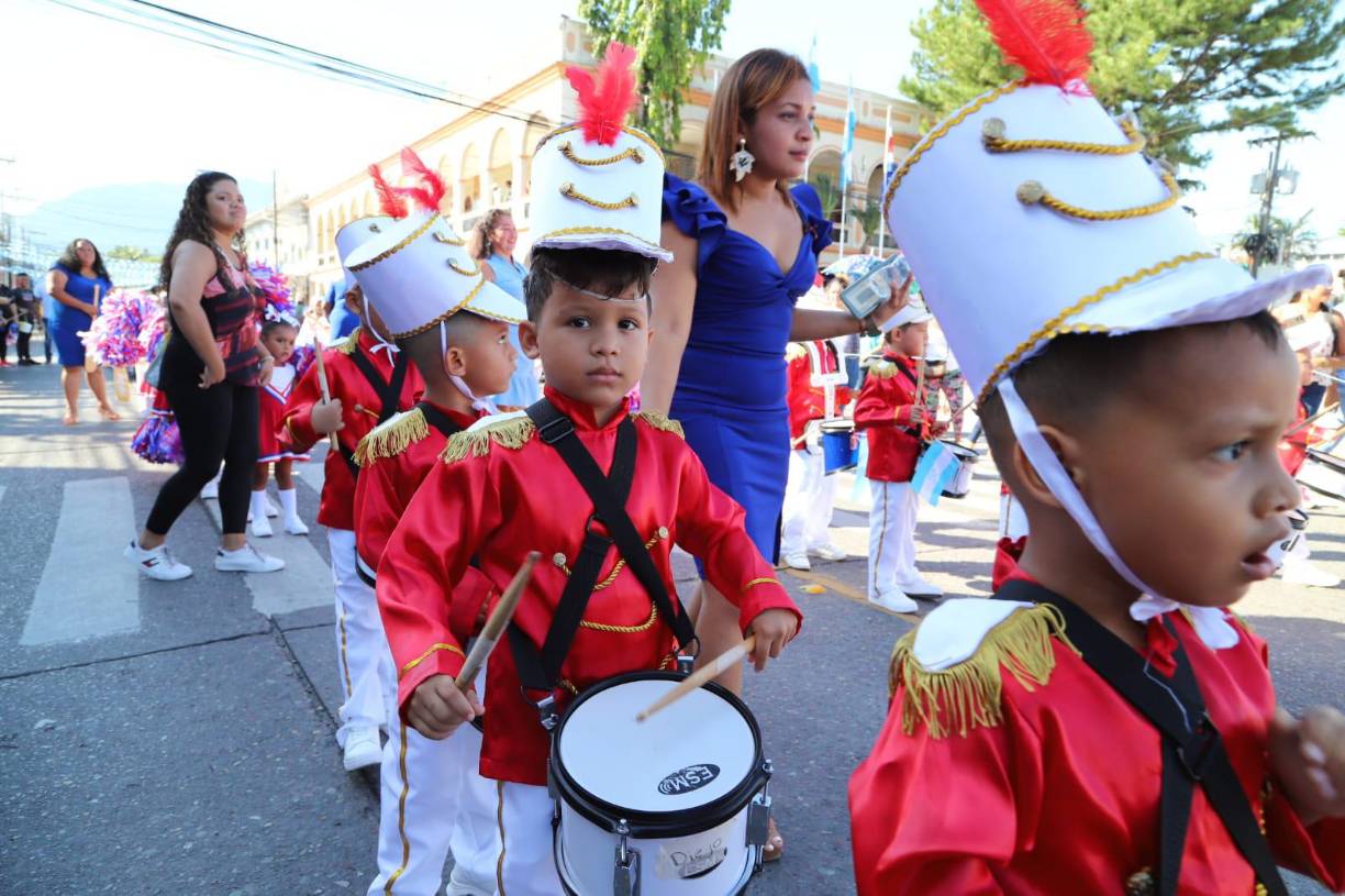 Los desfiles de independencia en Honduras son eventos que mezclan historia, cultura y patriotismo, y son una ocasión importante para que la comunidad hondureña se una en celebración y reflexión sobre la identidad nacional y la lucha por la independencia.