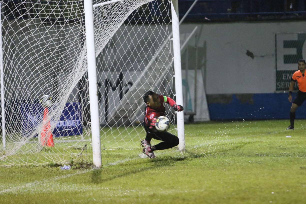 El portero Mariano Pineda del Juticalpa FC detuvo el penal cobrado por Eddie Hernández.