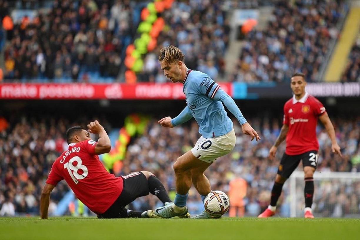Casemiro sí entró de cambio en el segundo tiempo, pero poco o nada pudo hacer con la maquinaria del Manchester City. En esta acción, Jack Grealish dejó tirado al brasileño.