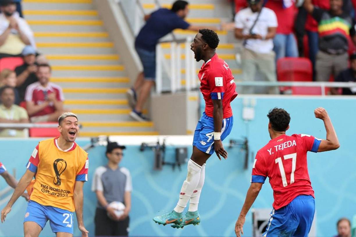 Con un gol de Keysher Fuller en su único disparo a puerta, <b>Costa</b> <b>Rica</b> sorprendió el domingo a <b>Japón</b> con un triunfo 1-0 que le devuelve los sueños de clasificar a los octavos del Mundial.