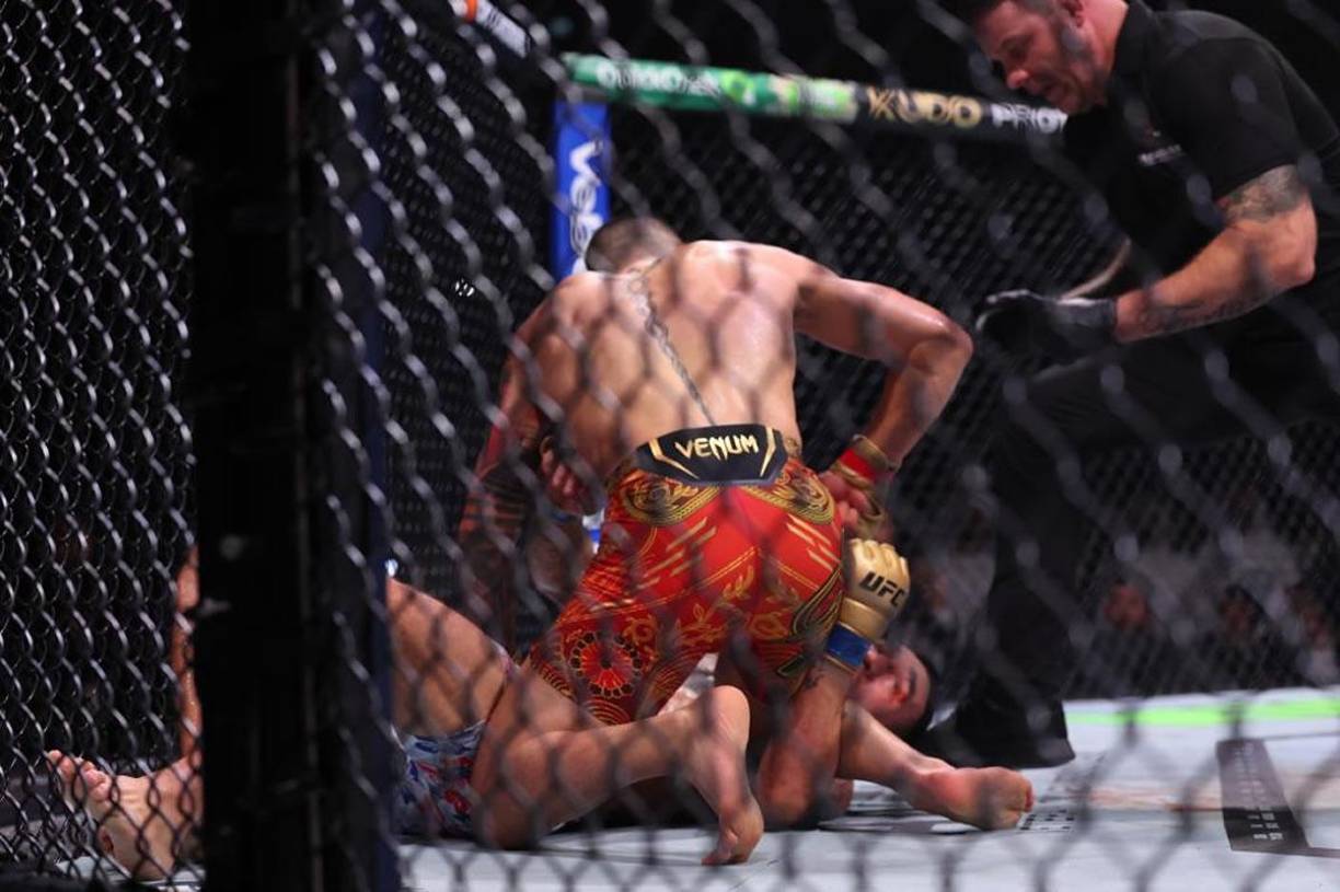 Topuria olió la sangre y se lanzó en tromba, con un crochet de izquierda que terminó de tumbar al estadounidense.