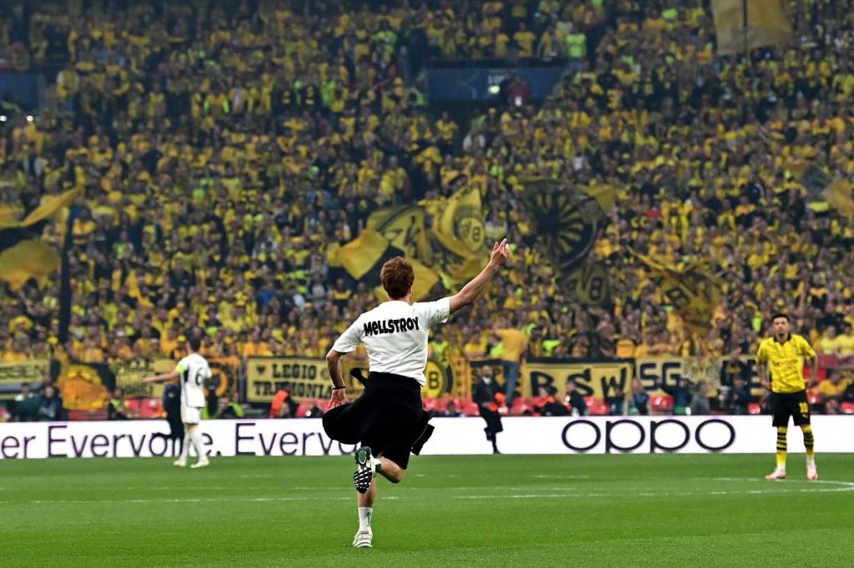 A los 25 segundos del partido, la sorpresa se apoderó de los presentes porque una persona vestida de negro ingresó al campo de juego .