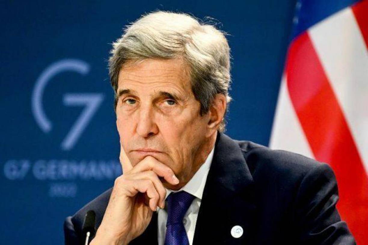 John Kerry, político estadounidense a sus 50 años fue diagnosticado con cáncer de próstata en 2002. Sus niveles de PSA estaban en el rango normal, aumentó en un periodo de dos años y convenció a su doctor de realizarle una biopsia, revelando que su enfermedad estaba en etapa temprana. Se sometió a una cirugía para extirparle la próstata. En 2004 las pruebas indicaron que el cáncer no regresó.