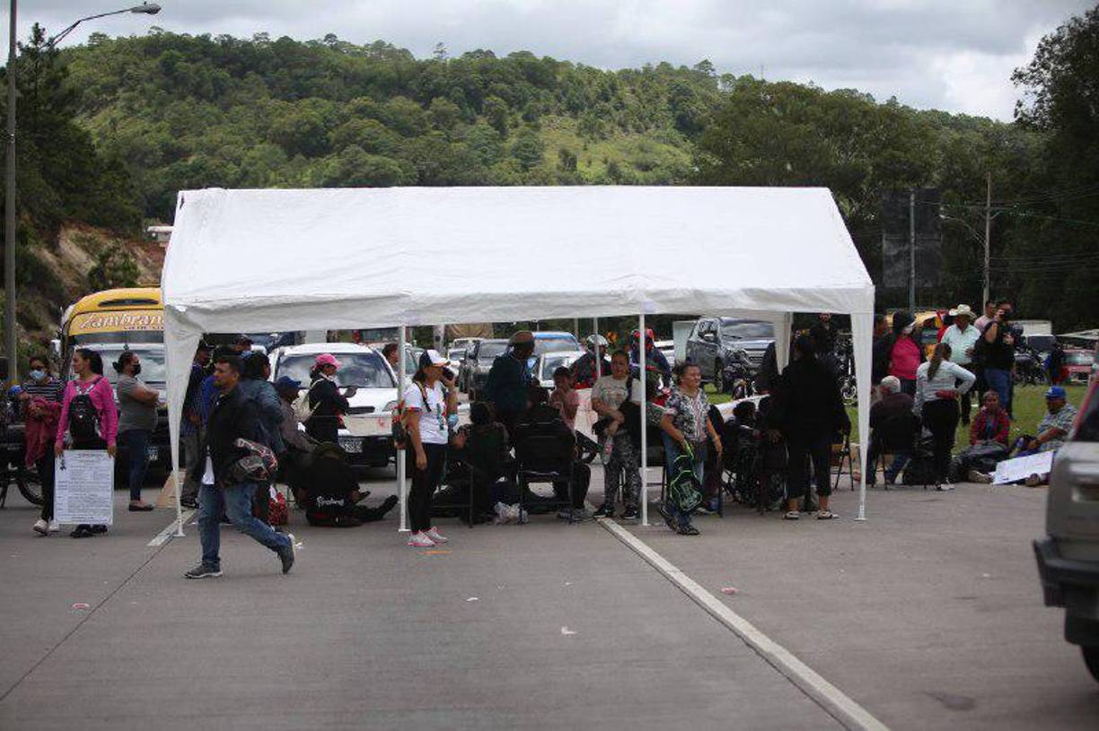 Los pacientes renales colocaron una carpa en la carretera para bloquear el paso vehicular. 