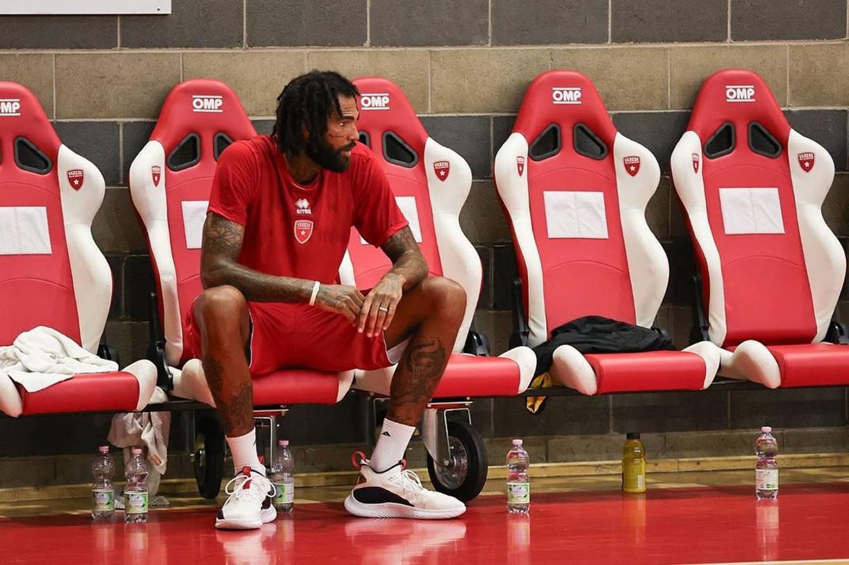 El estadounidense cuenta cómo creció su adición para superar los problemas que comenzaron en 2019 y que llegaron a su punto máximo en 2021 con el fallecimiento de su abuela, llegando a acudir a una clínica de desintoxicación de esas pastillas que sin saberlo eran de fentanilo, un potente analgésico causante de numerosas muertes por sobredosis en Estados Unidos.