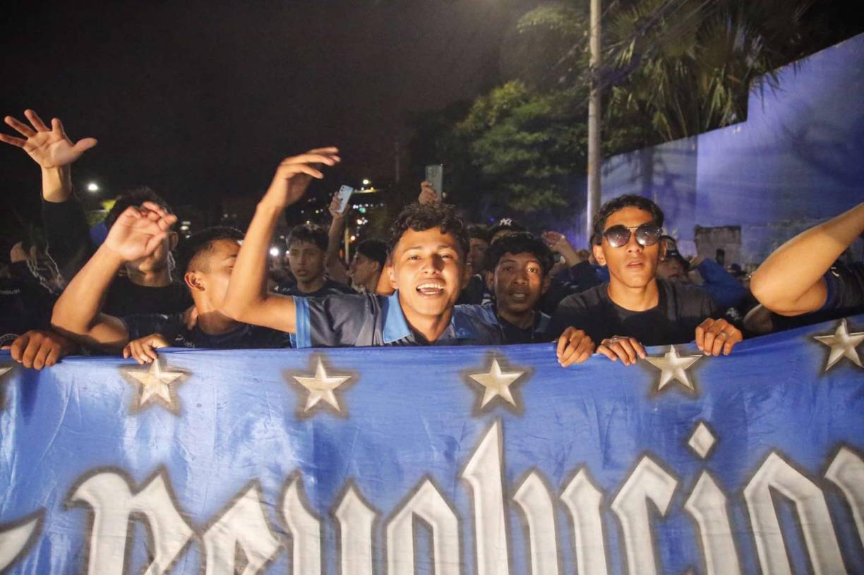 La afición local busca impulsar a su equipo de cara al cotejo final de ida contra su acérrimo rival. 