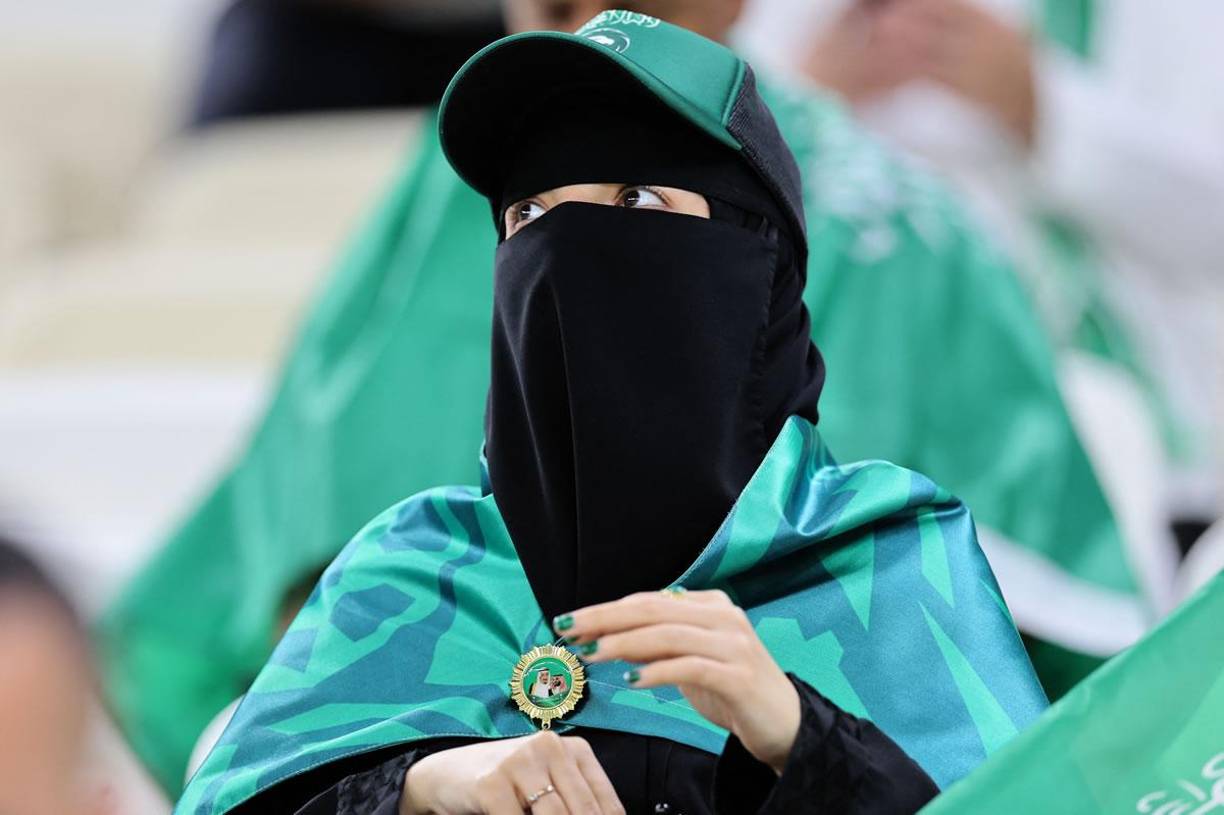 Mexicanos rompen reglas en Qatar y el ambiente en Arabia-México