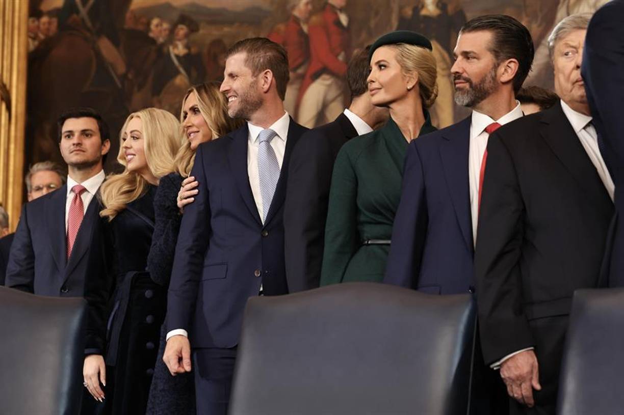 Los hijos mayores del presidente estadounidense, Don Jr., Ivanka, Eric y Tiffany se sentaron separados de Barron y Melania.