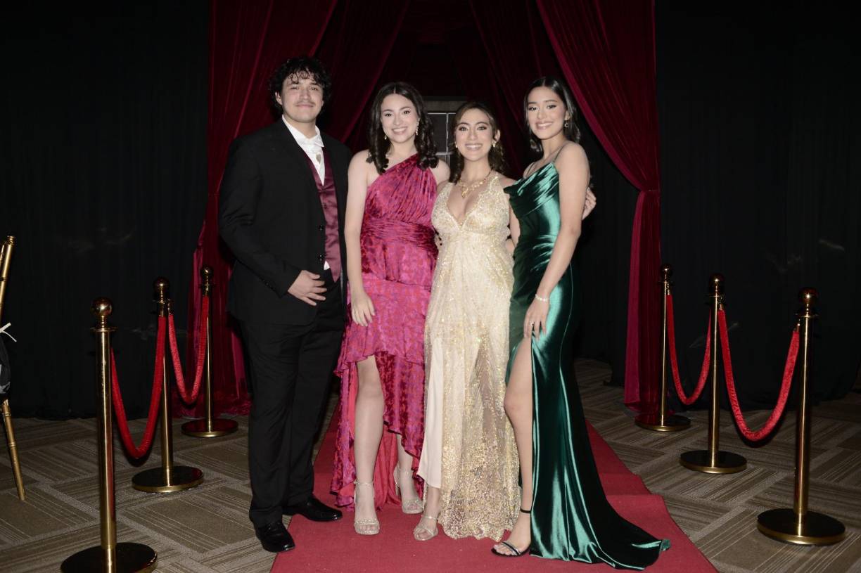 Daniel Bobadilla y Tatiana Herrera, junto a Giovanna Pereira e Isabella Cabrera. 