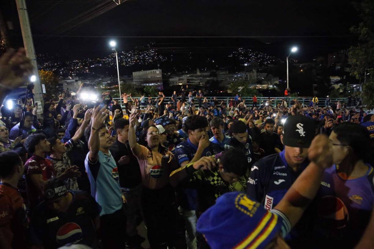 La afición “azul” está ilusionada con su equipo y colmó el acceso al recinto capitalino. 