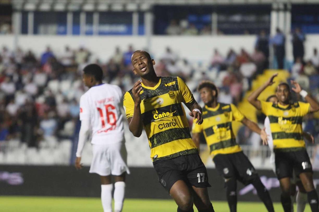 El lamento del panameño Chamir Dupuy tras fallar una ocasión frente al arco del Olimpia.