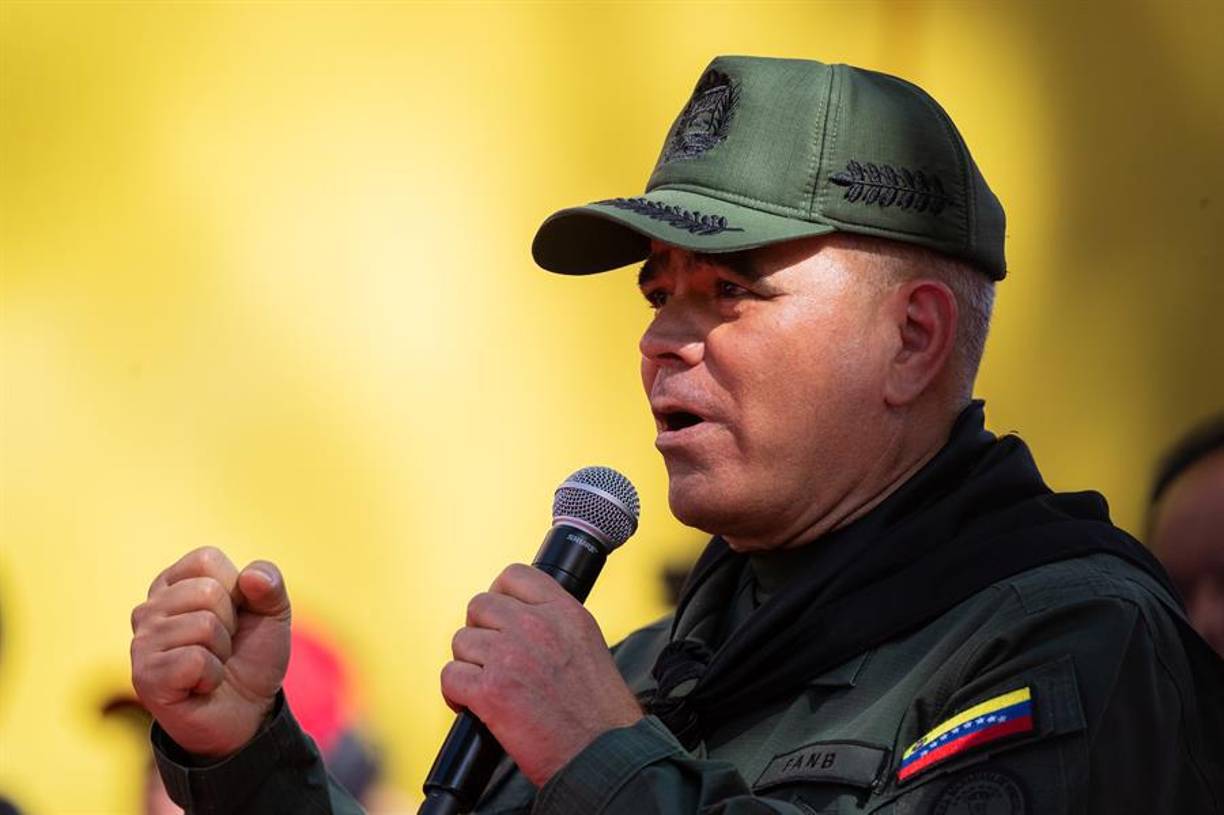 Entretanto, el titular del Ministerio de Defensa de Venezuela, Vladimir Padrino López, afirmó que habrá una “respuesta contundente” para “aquellos que piden intervención militar” desde el país caribeño o “más allá de la frontera”