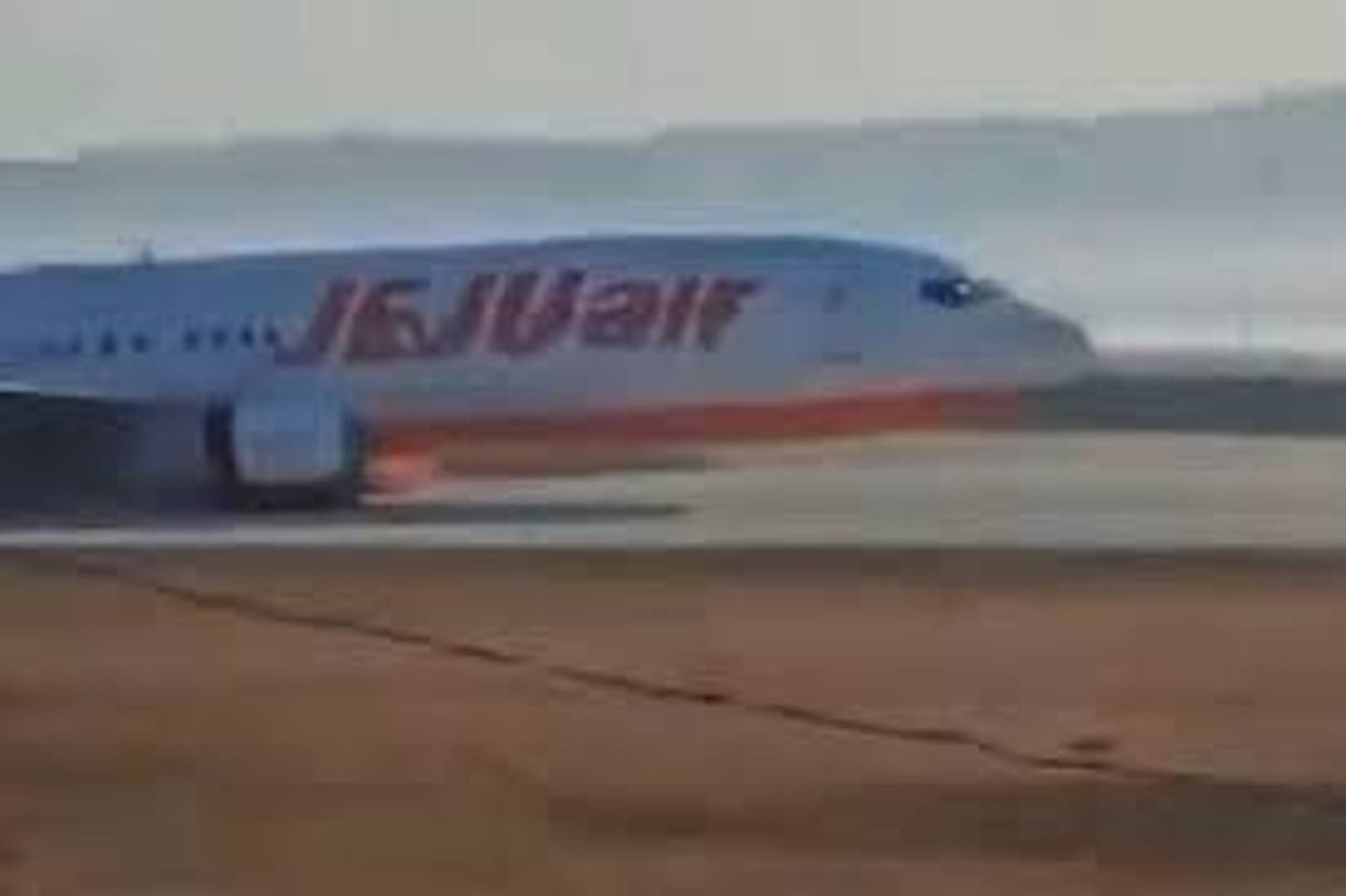 El accidente se produjo alrededor de las 09.03 (00.03 GMT), cuando el avión, un Boeing 737-800 que había partido horas antes del aeropuerto Suvarnabhumi de Bangkok (Tailandia), aterrizó en Muan (290 kilómetros al suroeste de Seúl) sin tener el tren de aterrizaje desplegado y acabó chocando contra un muro, lo que hizo que el aparato estallara.