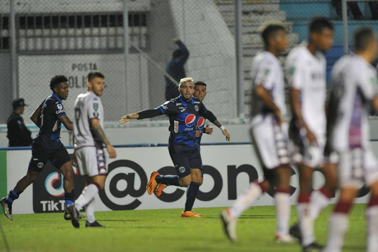 Agustín Auzmendi celebrando su primer gol frente al Saprissa.