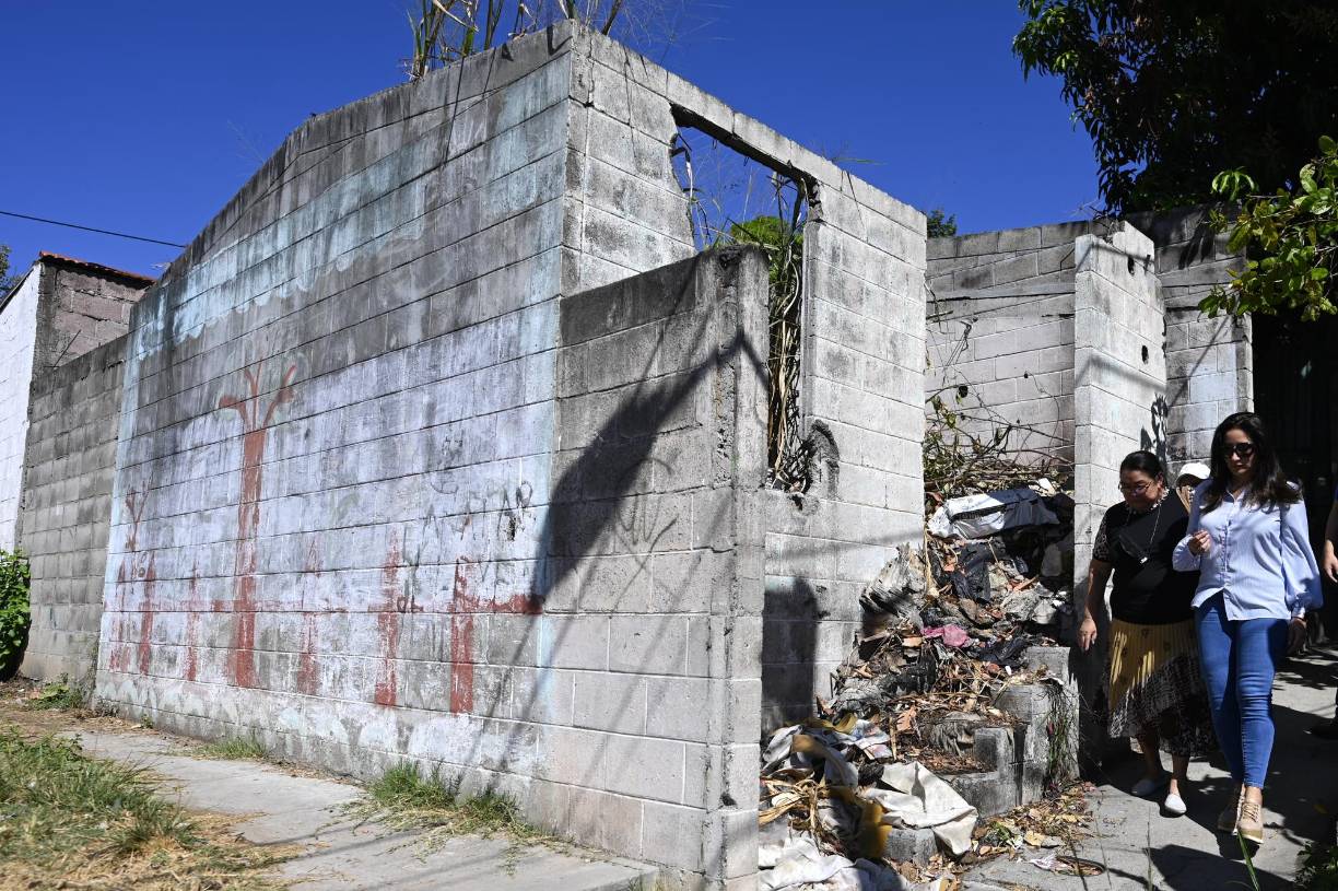 “He pasado muchas cosas [dificultades]”, indica esta extrabajadora de una maquila, que tuvo que arrendar otra vivienda en Ilopango, un suburbio capitalino controlado por otra pandilla. La última vez que Cuéllar visitó La Campanera, en 2003, se marchó frustrada, porque el autobús en que viajaba fue blanco de disparos de pandilleros, con saldo de varios heridos.