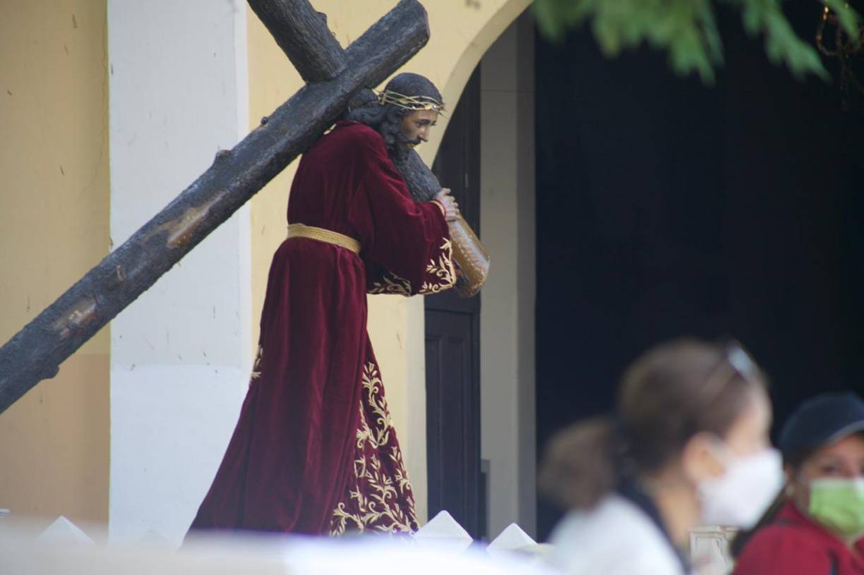 “Listo el Nazareno, imagen procesional que saldrá por las calles de Tegucigalpa en el Santo Viacrucis este Viernes Santo”, publicó Suyapa Medios en redes sociales. Foto: Cortesía. 